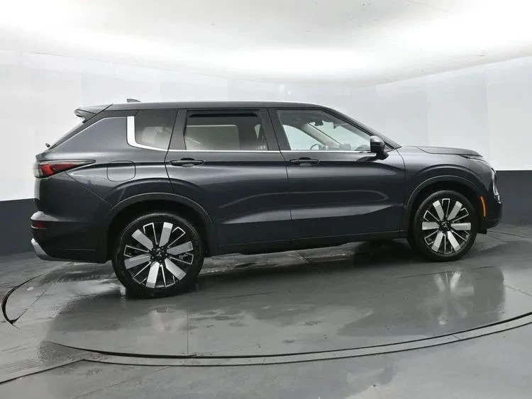 2025 Mitsubishi Outlander - Image 4 of 12