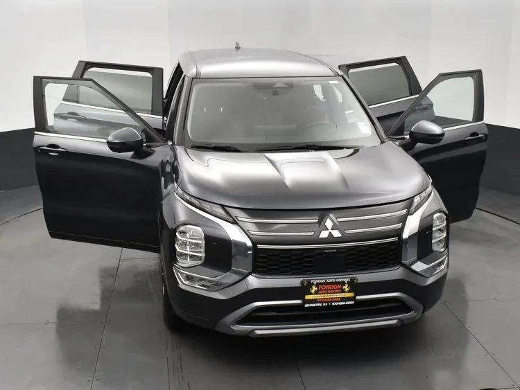 2025 Mitsubishi Outlander - Image 10 of 12
