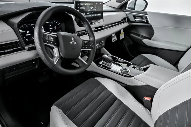 2025 Mitsubishi Outlander - Image 12 of 21