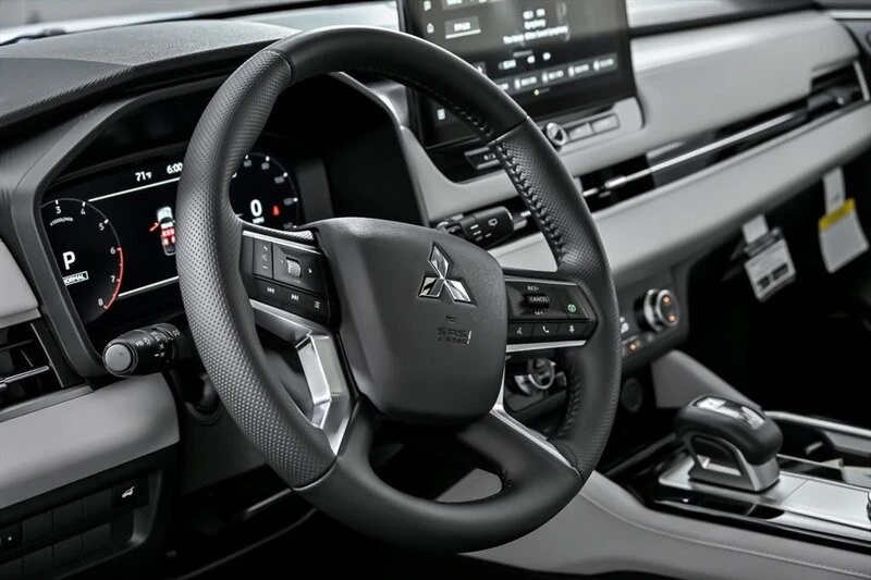 2025 Mitsubishi Outlander - Image 16 of 21