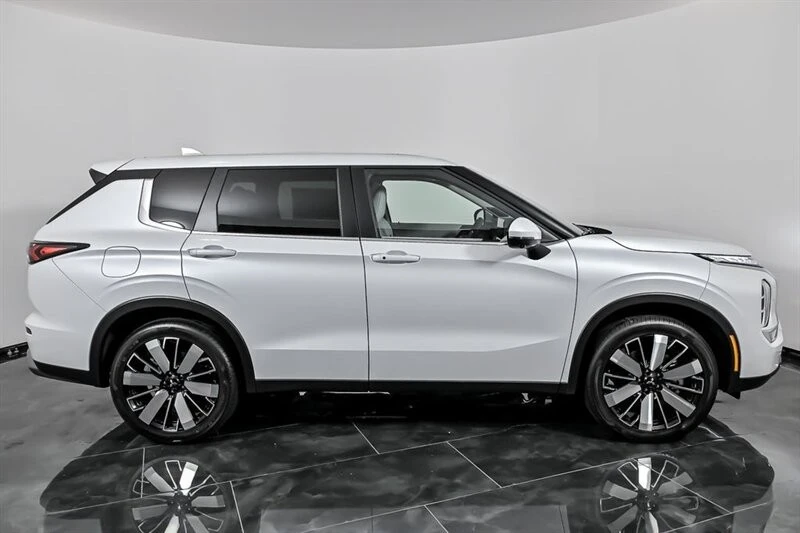 2025 Mitsubishi Outlander - Image 9 of 21