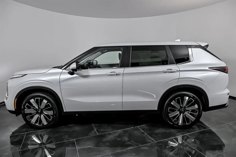 2025 Mitsubishi Outlander - Image 6 of 21