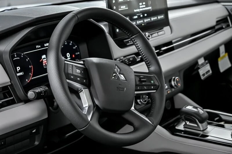 2025 Mitsubishi Outlander - Image 16 of 21
