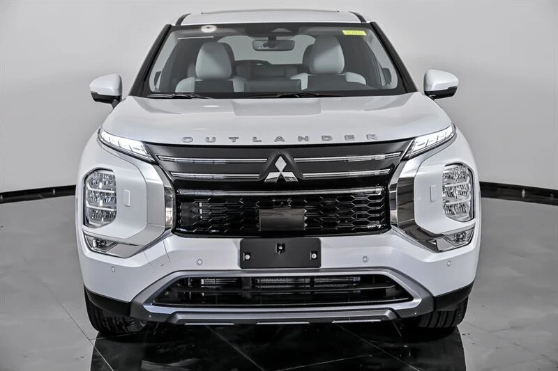 2025 Mitsubishi Outlander - Image 4 of 21