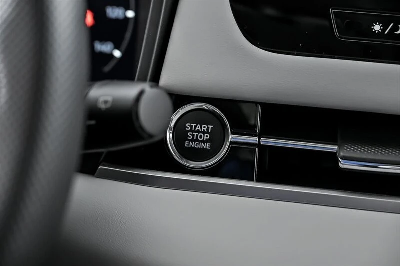 2025 Mitsubishi Outlander - Image 19 of 21