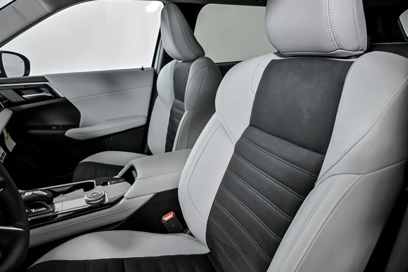 2025 Mitsubishi Outlander - Image 13 of 21
