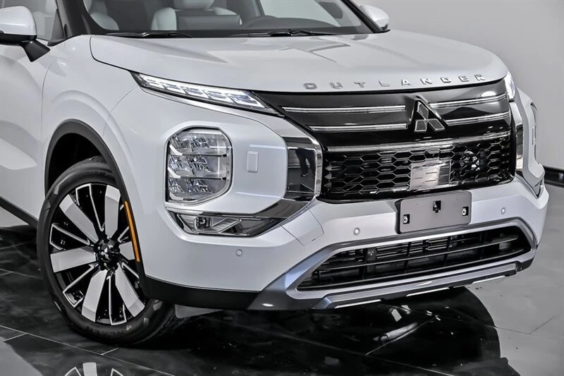 2025 Mitsubishi Outlander - Image 2 of 21