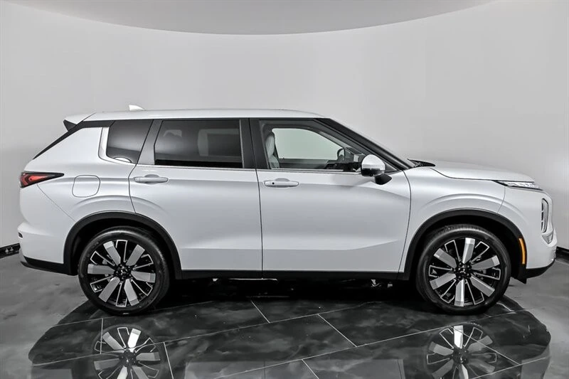 2025 Mitsubishi Outlander - Image 9 of 21