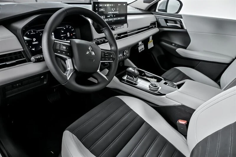 2025 Mitsubishi Outlander - Image 12 of 21
