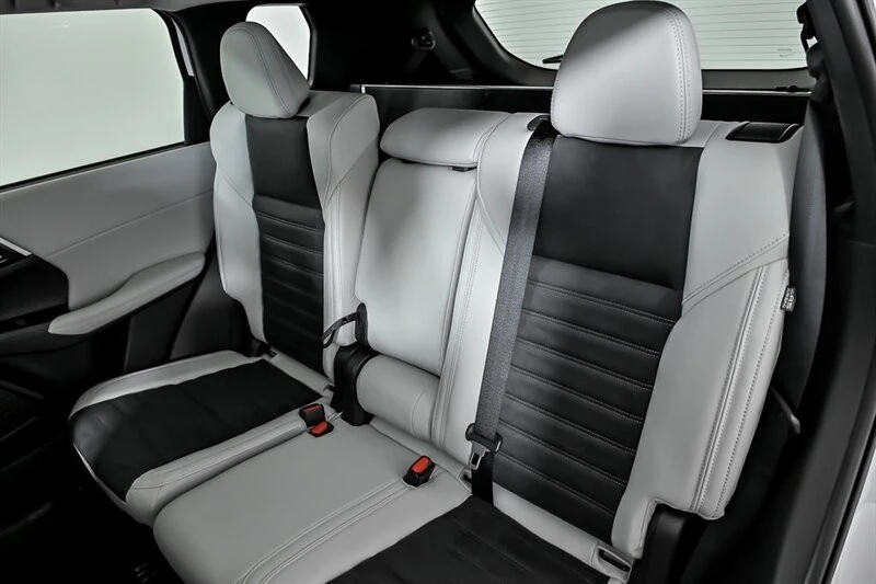 2025 Mitsubishi Outlander - Image 15 of 21
