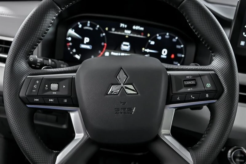 2025 Mitsubishi Outlander - Image 18 of 21