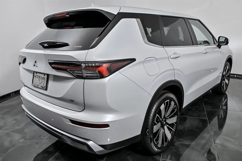 2025 Mitsubishi Outlander - Image 8 of 21
