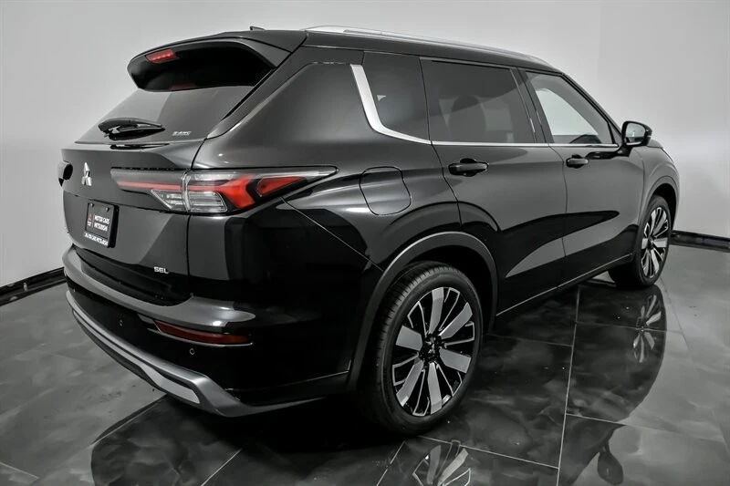 2025 Mitsubishi Outlander - Image 9 of 21