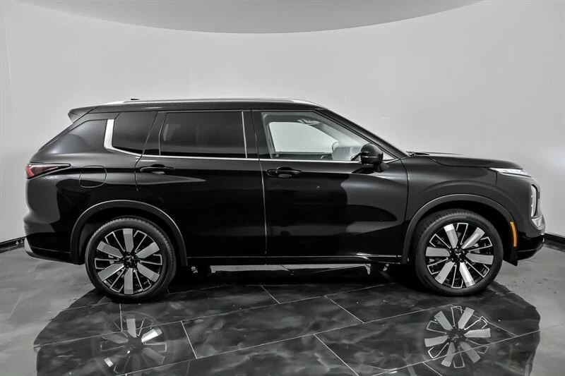 2025 Mitsubishi Outlander - Image 10 of 21