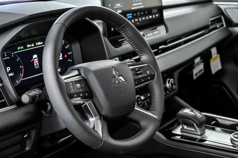 2025 Mitsubishi Outlander - Image 17 of 21