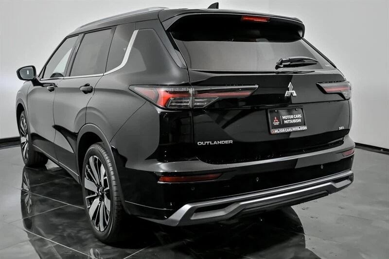 2025 Mitsubishi Outlander - Image 7 of 21