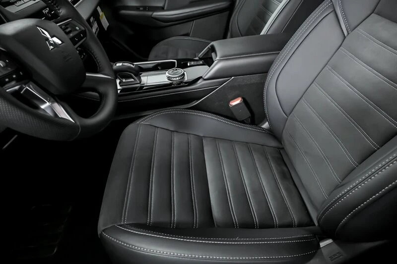 2025 Mitsubishi Outlander - Image 13 of 21