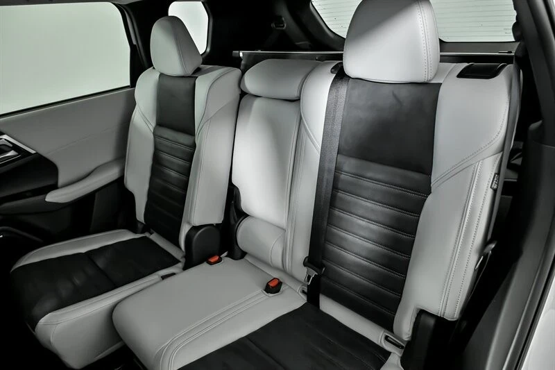2025 Mitsubishi Outlander - Image 16 of 21