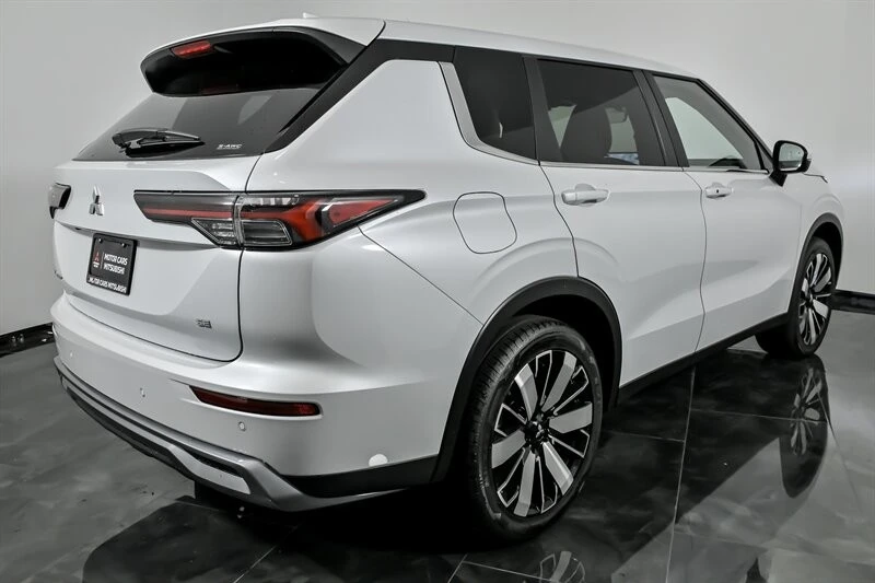 2025 Mitsubishi Outlander - Image 9 of 21