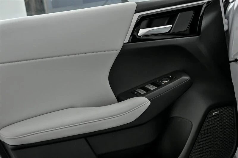 2025 Mitsubishi Outlander - Image 12 of 21