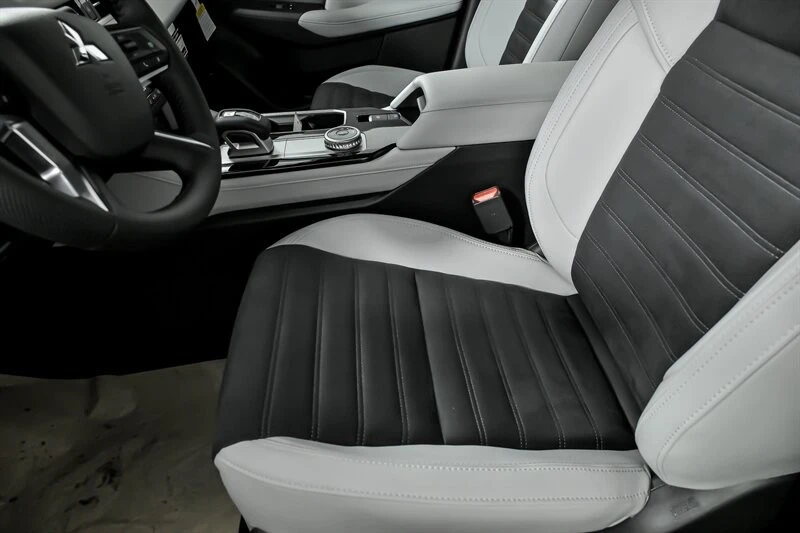 2025 Mitsubishi Outlander - Image 14 of 21