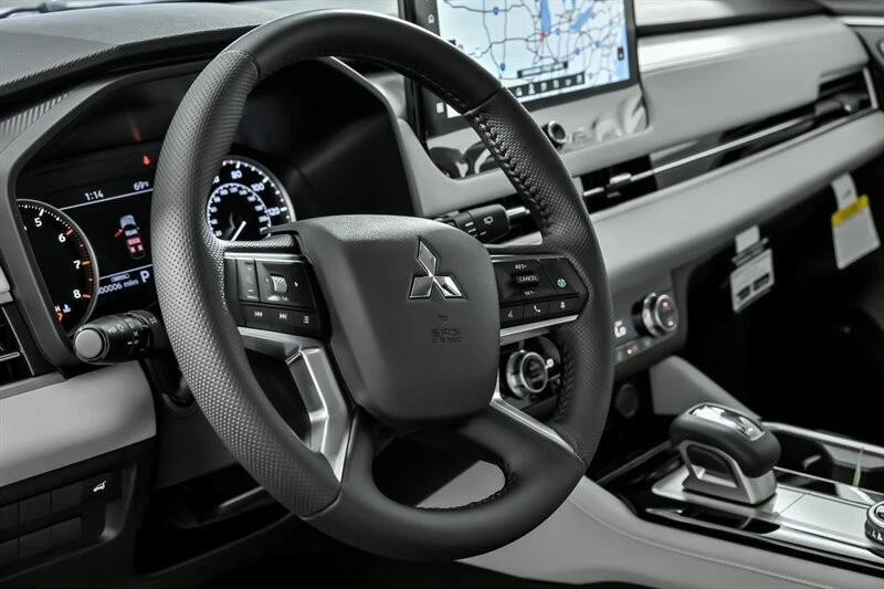 2025 Mitsubishi Outlander - Image 17 of 21