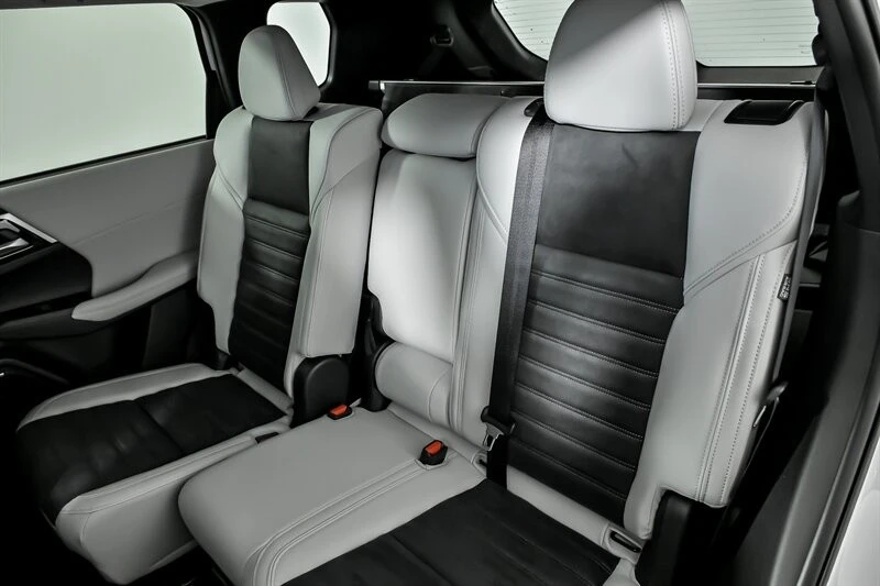 2025 Mitsubishi Outlander - Image 16 of 21