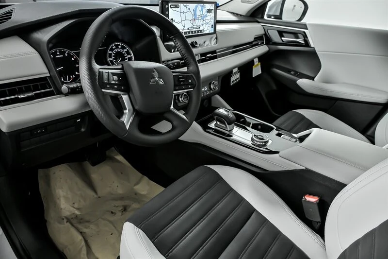 2025 Mitsubishi Outlander - Image 13 of 21