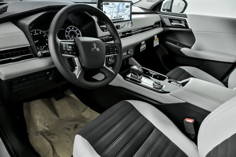 2025 Mitsubishi Outlander - Image 13 of 21