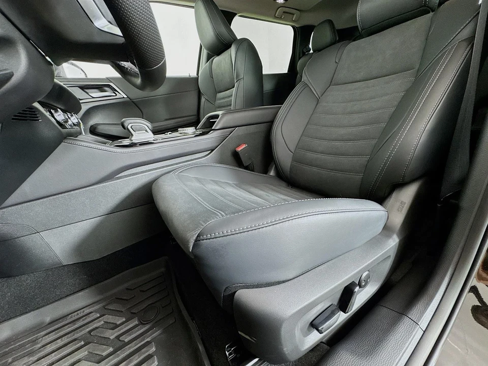 2025 Mitsubishi Outlander - Image 20 of 21