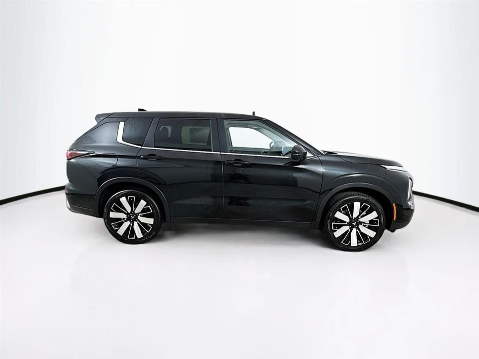 2025 Mitsubishi Outlander - Image 8 of 21