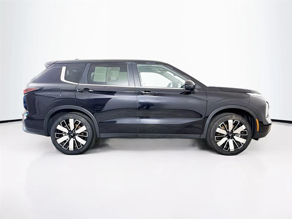 2025 Mitsubishi Outlander - Image 8 of 21