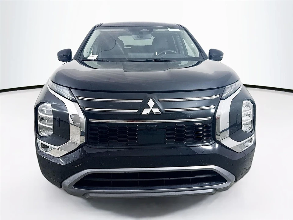 2025 Mitsubishi Outlander - Image 2 of 14