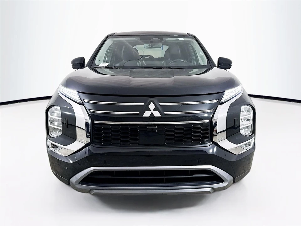 2025 Mitsubishi Outlander - Image 2 of 21