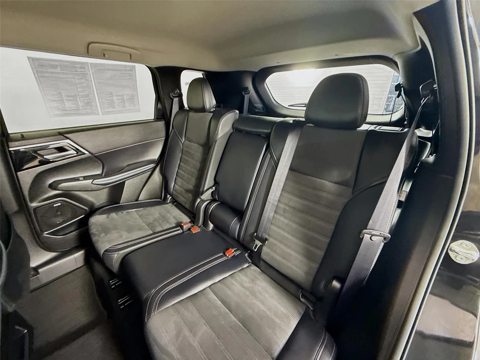 2025 Mitsubishi Outlander - Image 21 of 21