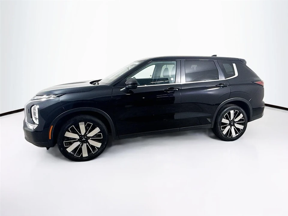 2025 Mitsubishi Outlander - Image 4 of 14