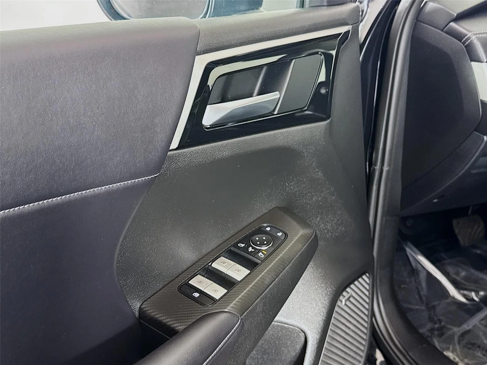 2025 Mitsubishi Outlander - Image 15 of 21