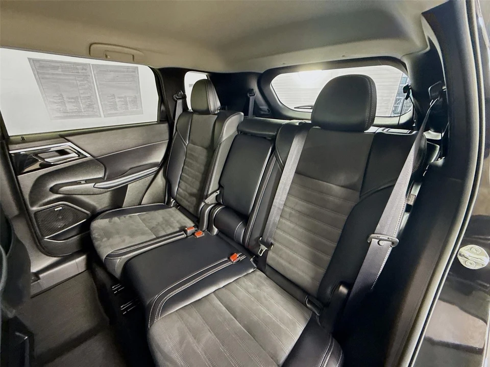 2025 Mitsubishi Outlander - Image 21 of 21