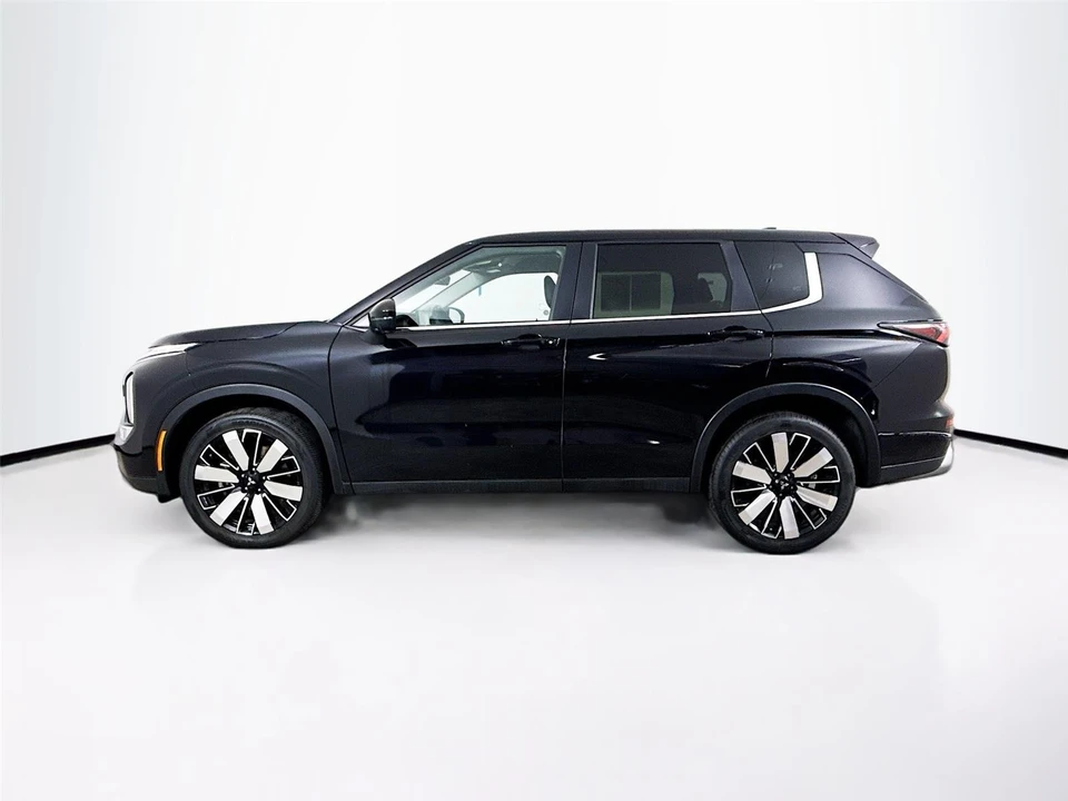 2025 Mitsubishi Outlander - Image 4 of 21