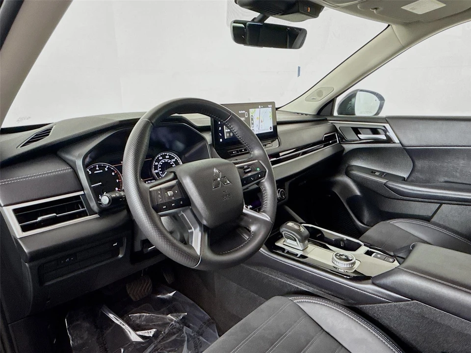 2025 Mitsubishi Outlander - Image 9 of 21