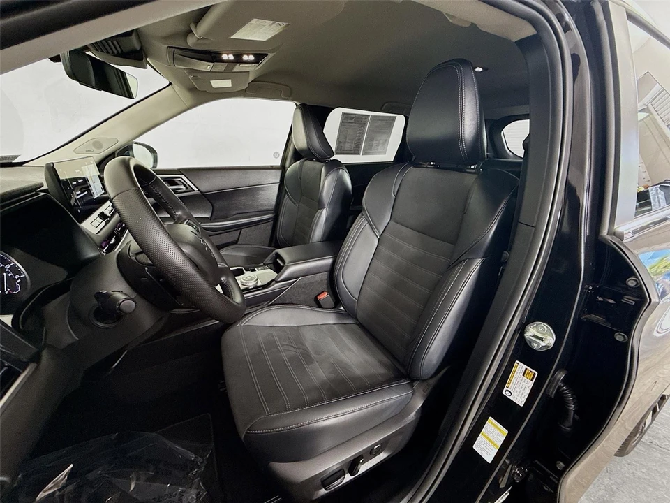 2025 Mitsubishi Outlander - Image 18 of 21