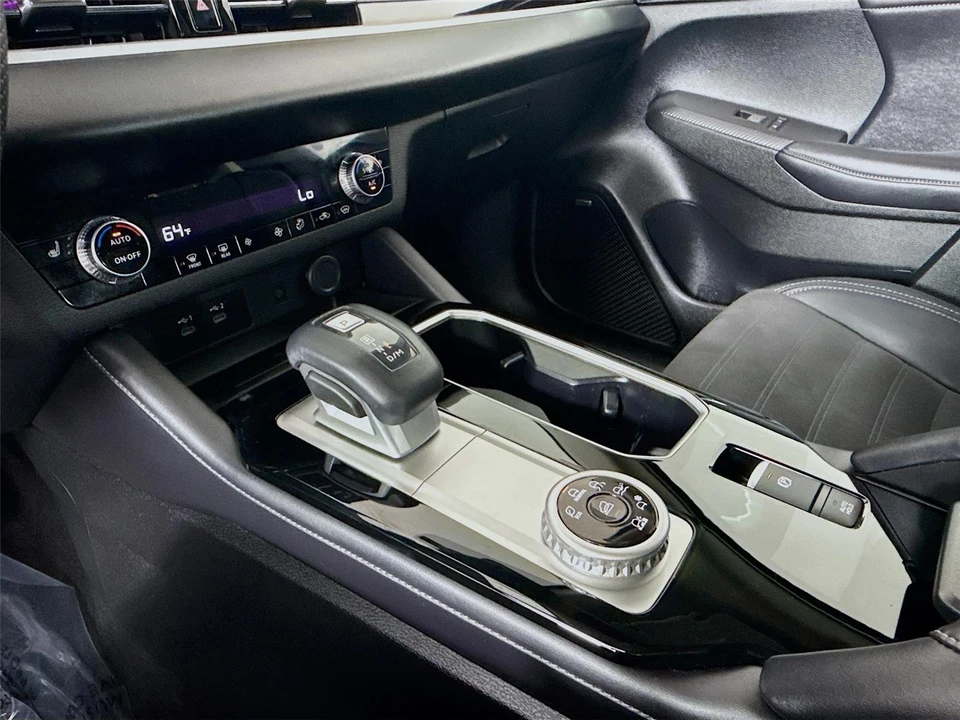 2025 Mitsubishi Outlander - Image 14 of 21