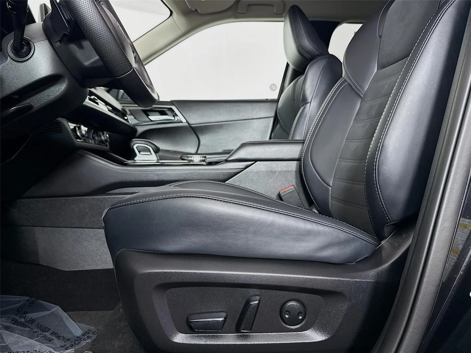 2025 Mitsubishi Outlander - Image 17 of 21
