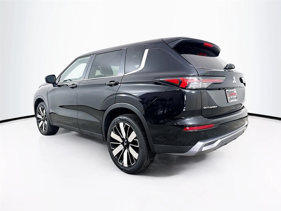 2025 Mitsubishi Outlander - Image 5 of 21