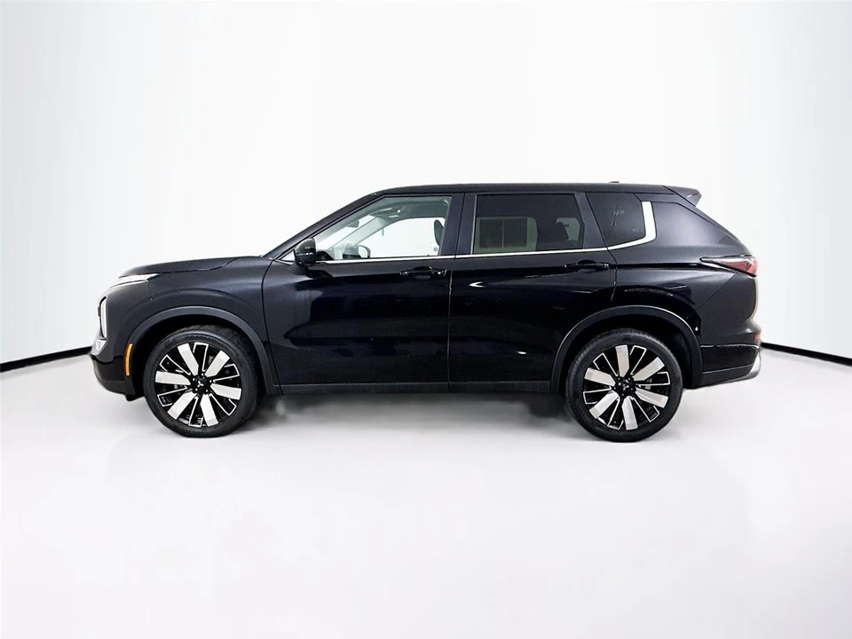 2025 Mitsubishi Outlander - Image 4 of 21