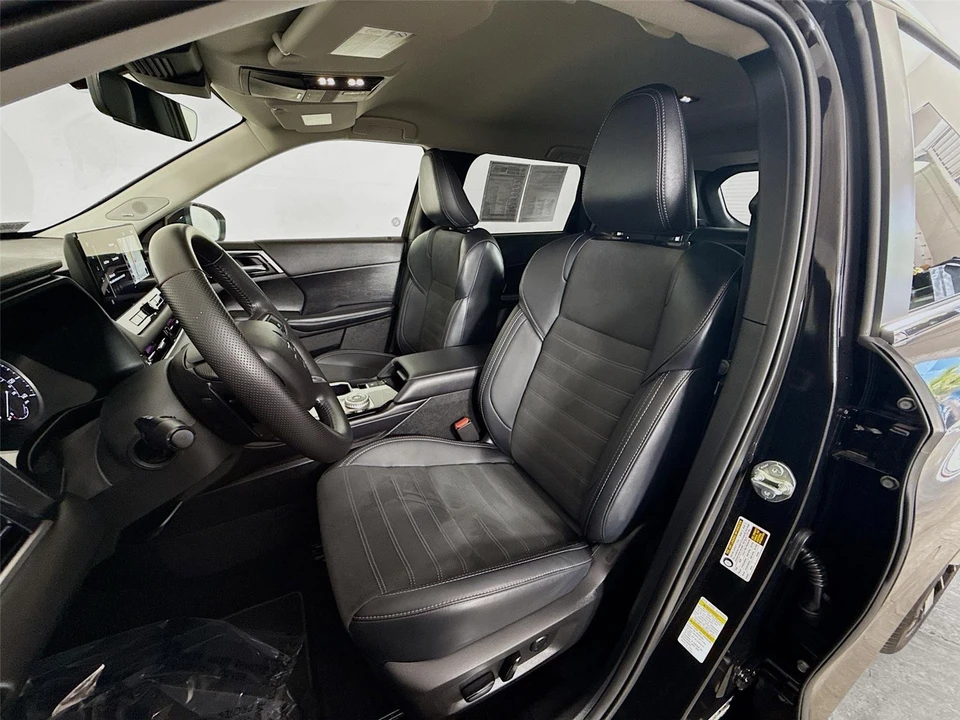 2025 Mitsubishi Outlander - Image 18 of 21