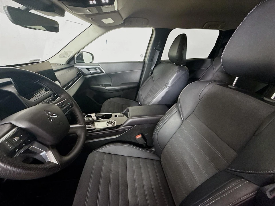 2025 Mitsubishi Outlander - Image 12 of 14