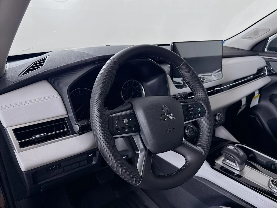 2025 Mitsubishi Outlander - Image 9 of 21
