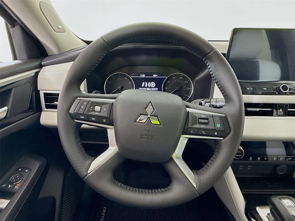 2025 Mitsubishi Outlander - Image 10 of 21