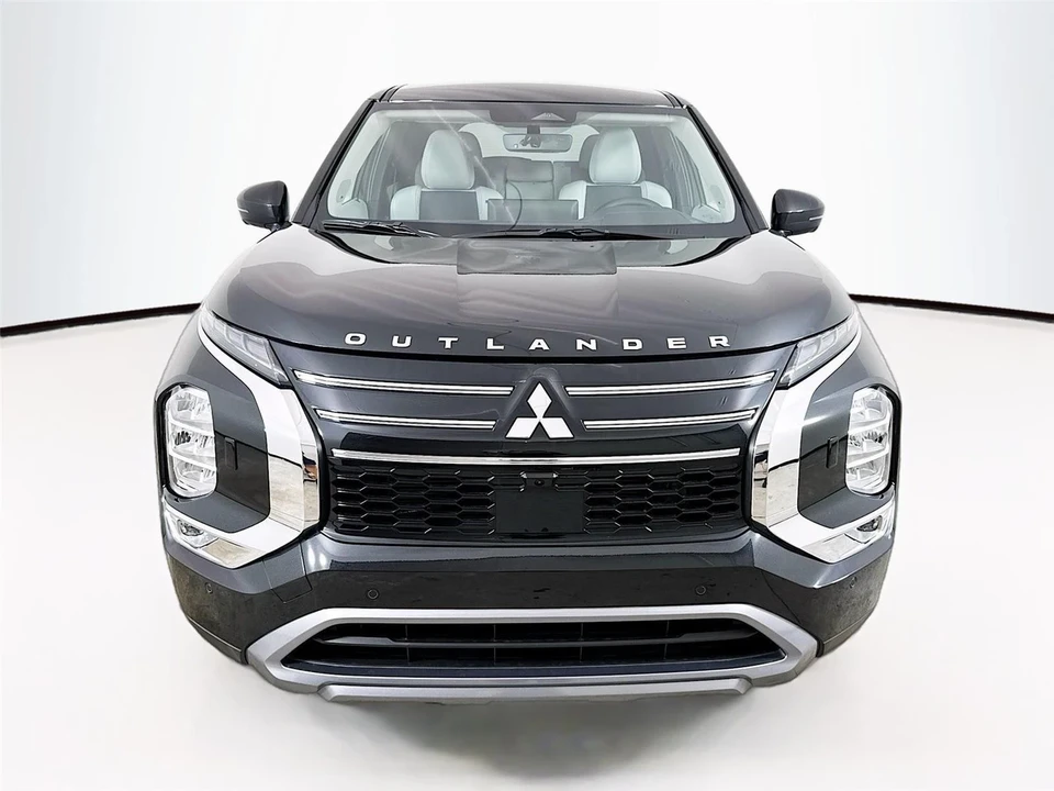 2025 Mitsubishi Outlander - Image 2 of 21